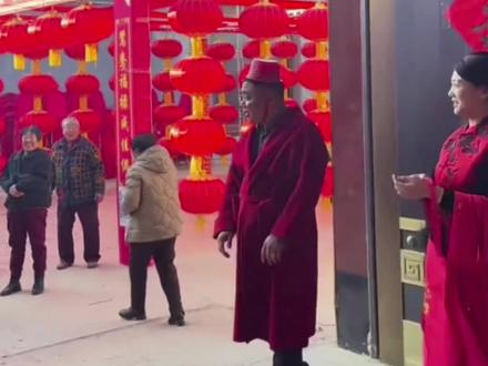 孩子结婚,喜公公喜婆婆向各位亲友行蹦跶礼,蹦的越高越有福气#婚礼 #农村结婚习俗 #婚礼现场 #沾沾喜气的一天