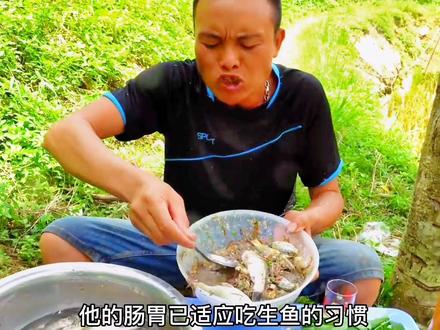 #创作灵感 #抖音美食推荐官 越南老表烹饪的活鱼生,你不来尝一下吗?@DOU+小助手