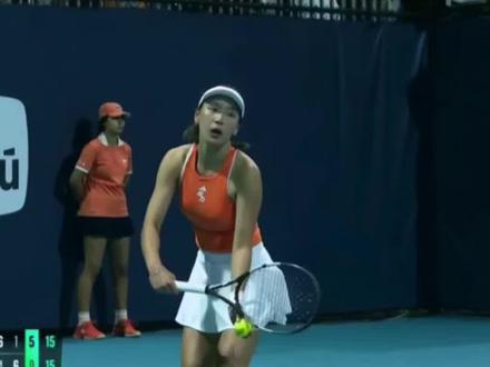 #王欣瑜迈阿密 #王欣瑜排名 #郑钦文比赛时间 #郑钦文迈阿密 #郑钦文vs斯蒂芬斯
迈阿密次轮
王欣瑜吞蛋不敌麦克纳莉
决赛盘首个发球局经历缠斗没保住
然后全面崩塌
当然对手状态也鸡血起来
王右也说过球员状态都是起伏的
打出一段时间好后,状态总会回落
去年遭遇15站一轮游
今年年初的高光后状态下滑
希望这次低谷时间短一点