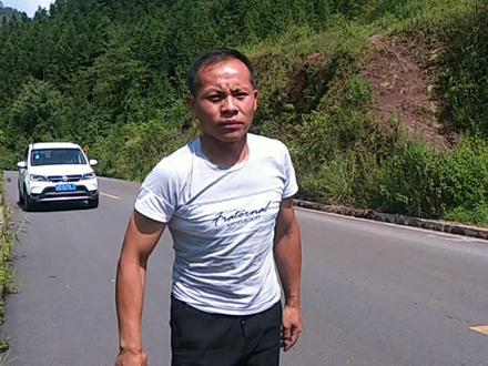 农民兄弟膝盖扭伤自制土方草药包扎