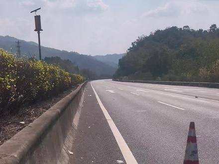 堵车的原因找到了,我是排头😜