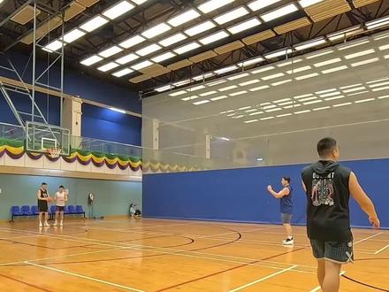 投篮尽量以辅助手上抽力量带动才能更轻松稳定