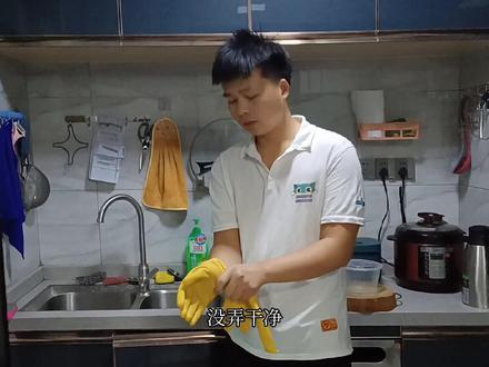 媳妇晾衣服发现阳台有蛇被吓到了,老公不相信,清空阳台一看究竟#遇到事情不要慌 #家里进蛇 #蛇 #夫妻日常