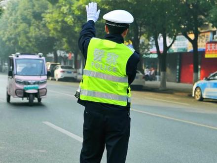 无证驾驶三轮车,上路即是险途。(拍摄:罗陈文 周严康 制作:罗陈文 审核:杨亚东 胡应中)