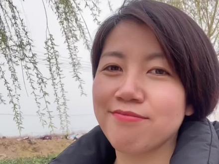 她曾是一代名妓,也曾因句“十里红妆,不负卿,‘”痴等数载,散尽家财,只为他金榜题名。可他在金榜题名时,娶公主为妻。回信只有十四个个字,可谓字字诛心!半点朱唇万人尝,怎配我这状元郎。而后世人皆叹:“若无朱唇万人尝,何来你这状元郎。仗义每从屠狗辈,负心多是读书人”。却不知的是:状元并非负心郎,写下此书泪断肠。十里红妆九族亡,功成名就你畔旁。奈何入得公主眼,自古皇权大于天。若舍公主不负卿,株连九族至亲亡。如若来世再相见,半点朱唇尽我尝。
#江湖问路不问心 #此话可否有道理 #现实比故事更真实