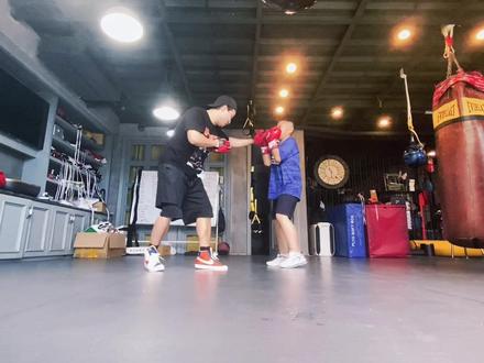 #拳击 #余姚拳击 #少儿拳击 #少儿体适能 学校经常被别的同学欺负,暑假父母送过来操练一把,新手第一节课,挺聪慧的孩子,多鼓励鼓励就会更自信