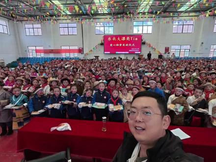 亚木乡小学爱心捐赠圆满结束,恰逢西藏百万农奴解放纪念日。看着孩子们在舞台放声高歌,新旧西藏的对比格外真切。
感谢@东北大漂亮Tia 的温暖捐赠,感谢派出单位@云端珠峰 全力支持,帮助运送物资,让关爱洒满校园。
愿孩子们健康成长、好好学习,用知识守护来之不易的幸福,共建美丽幸福新西藏❤️
#爱心传递 #亚木乡小学 #西藏百万农奴解放纪念日 #驻村工作 #创作者中心