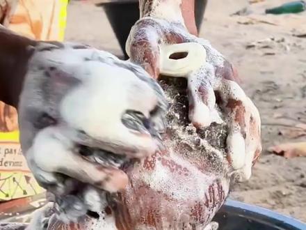 超长沉浸式带你体验非洲小孩是如何洗澡的😂