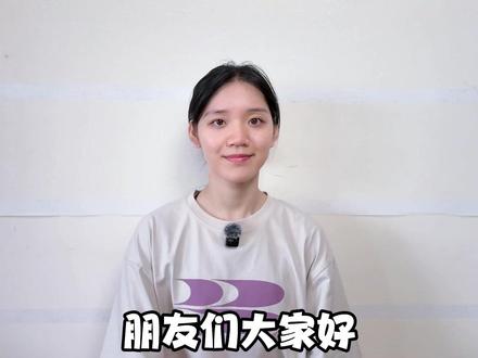一部潮州话电影《阿嬷的情书》原版场次秒空,竟逼得新加坡政府 一部潮州话电影《阿嬷的情书》原版场次秒空,竟逼得新加坡政府松动了推行四十多年的方言限制,这背后积压了多少乡愁与身份失落?BBC借排片稀缺挑拨新加坡身份认同,为什么一点就炸?因为方言凋零的伤口太深,它早已不是语言问题,是几代人找不到情感回家路的隐痛。为什么新加坡华人想看一部讲祖辈下南洋的方言电影,却比中国观众还难?这反常现象揭开了一个社会对消逝乡音的集体哀悼与政策反思。从抢票、议员质询到政策松动,《阿嬷的情书》引发的连锁反应,恰好说明语言政策在目标达成后若不演进,修枝就会变成伤根。年轻人报班学方言像学外语,但没了饭桌和巷子里的日常对话土壤,光靠电影和兴趣班真能救活乡音吗?这或许只是一场盛大的告别。一部小成本电影证明,推广华语和保护方言不是非黑即白的零和博弈,敢让乡音回来,才是一个社会文化凝聚力足够强韧的标志。