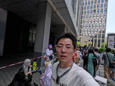 一台相机一支闪化身萤火虫漫展“一灯大师” 像萤火虫这种大规模的漫展,大部分摄影爱好者只会带一个相机去,再加上这次萤火虫灯阵审核收紧,让更多的摄友只能选择单灯拍摄,或者干脆只拿相机去拍。那这期视频我就一台相机一支闪带大家走进萤火虫漫展,一边拍摄,一边分享我机顶单灯的拍摄经验。考虑到萤火虫的夜场很有特点,所以这次我更换成A7M5,因为A7M5的高感更优秀,镜头搭配原厂2470GM2,机顶闪也是原厂HVL-F60RM2,拍摄过程基本用S档或者A档,闪光灯为了快速抓拍直接用TTL,一起来看下成片吧!
#索尼A7M5 #萤火虫漫展 #漫展返图 #cos