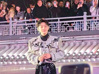 高迪带着10万人来了,现场那叫一个热闹!演唱会这氛围,谁来谁上头,快冲🏃♀️!
#高迪 #万岁山武侠城 #音乐节 #艺术节 #音乐节现场感染力有多强