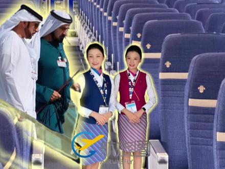 抢鲜体验南航新内饰C919,中东大佬们这样说 11月17日,2025迪拜航展在阿联酋迪拜阿勒马克图姆国际机场盛大开幕,中国南方航空一架C919首次亮相航展现场并参加静态展示,这也是南航C919首次抵达中东。阿联酋副总统、阿联酋总理、迪拜酋长谢赫 穆罕默德·本·拉希德·阿勒马克图姆殿下
也在航展现场参观南航C919飞机。
航展期间,包括南航C919在内的中国商飞生产的3架飞机在海外“组团”亮相。
南航在C919飞机上展示新一代客舱内饰设计,内饰以“国风清雅、沐光而行”为设计主题,通过明快柔和的色调搭配与新型环保工艺,将中式审美元素与现代简约风格完美融合,展现东方之美与当代质感。
公务舱座椅采用浅灰色真皮头枕与棕灰色真皮主体,辅以精致的缝线与柔和的皮质光感。
明珠经济舱座椅选用了米灰色羊毛织物作为主材质,搭配真皮条纹装饰,既有柔软亲肤的触感,又保持了简约大气的视觉效果。
经济舱座椅采用天空蓝羊毛织物与浅米色侧边装饰,整体色调清新明快,营造轻盈、放松的乘坐氛围,缓解长途飞行的视觉疲劳,也传递出南航“让更多人乐享美好飞行”的真诚关怀。
未来,南航新一代客舱内饰将遵循“统一升级、精准适配”的原则,分阶段推进实施。
自2024年8月28日接收首架C919飞机以来,南航已运营该机型超过一年,目前机队规模7架。本次亮相迪拜航展的是南航于2025年9月28日接收的第6架C919飞机。截至目前,南航C919共计执飞过17个航点,安全飞行超过10000小时,累计承运旅客超62.7万人次,在上海、北京、太原、武汉、西安等航点实现常态化商业运营。
#南航
#C919
#迪拜航展
#中国商飞