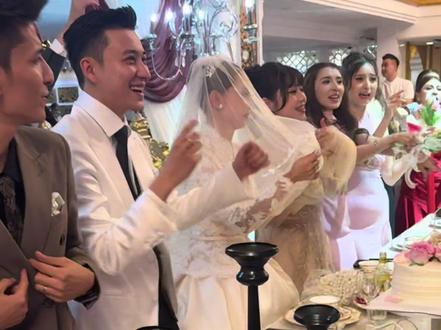 郎才女貌 #婚礼现场 #郎才女貌天生一对 #索爱 #现场拍摄 #二道桥大剧院 郎才女貌,佳偶天成。伴郎伴娘团颜值爆表,全员无死角,太养眼了!