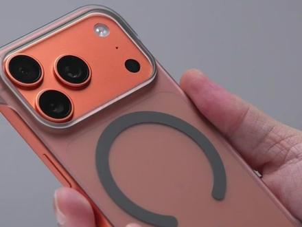 薄如纸,就是要这么轻,这么薄,#iPhone17 才握的舒适啊#无边框手机壳 钛灰色,居然是星宇橙的完美搭子,更有质感#苹果手机壳 #超薄手机壳 #手机壳分享