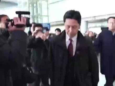 #日本外务省高官今日访华 日本外务省高官金井正彰已抵达北京!面对记者提问全程一言不发~~