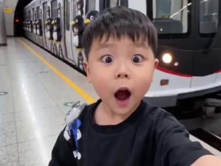这个超萌超可爱的 咕咕嘎嘎列车来了 这也太治愈了 今天教大家用ai做咕咕嘎嘎列车特效视频 即梦ai生成视频教程 咕咕嘎嘎列车特效拍同款 给我搜个咕咕嘎嘎列车 糖果列车来了 爆火的糖果列车AI视频教程来啦,零门槛直接抄 列车制作 糖果列车AI绘画 多巴胺风格3D卡通 梦幻治愈 马卡龙色系 Al教程 抖音爆款 创意生图 少女心 超细节4K彩虹轨道 卡通素材 AI作图 零门槛制作 糖果列车a制作教程 糖果列车 糖果列车ai AI AI特效制作教程 最近超火的糖果列车特效,不用道具不用拍,A一键就能做!糖果列车怎么拍?糖果列车Al教程来啦~不管是糖果列车、棉花糖列车、牛奶列车,还是果冻列车、史莱姆列车、披萨列车、烧烤列车、烤猪列车 各种创意美食列车全都能轻松生成 输入关键词就能做出同款糖果列车特效视频,创意视频、拍同款、特效素材全都有,新手也能秒会,氛围感直接拉满!糖果列车特效 糖果列车视频 糖果列车AI 糖果列车怎么拍 糖果列车AI教程 糖果列车道具 糖果列车来了 糖果列车特效a制作 糖果列车制作教程 糖果列车创意糖果列车制作 创意视频 #即梦AI#AI分身戏精大赛#我的AI分身杀疯了#Seedance2.0 #咕咕嘎嘎