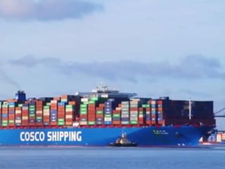 全球告急!霍尔木兹海峡彻底关闭,航运巨头集体停航! 受中东局势影响,霍尔木兹海峡自3月2日起被封锁,全球航运通道受阻。 MSC、马士基等船公司已陆续通知客户,调整航线安排并征收额外附加费。受此影响,东南亚航线运价出现明显上涨,部分航线舱位紧张,有卖家反馈原定的船班被临时取消。
港口方面,新加坡、巴生港等中转枢纽面临较大压力,集装箱周转速度放缓,空箱回流出现延迟,后续运价和舱位情况仍存在较大不确定性。
部分跨境卖家已开始调整出货节奏,与物流服务商确认舱位和价格,并对涉及中东中转的订单进行排查。可适当考虑多渠道物流布局,关注平台对不可抗力因素的相关保障政策。
#紫鸟浏览器#跨境电商