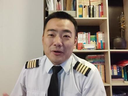 飞机也有雨刷吗?#飞机 #飞行员 #机长 #开飞机 #雨刷 #雨刮器 #波音 #空客 @DOU+小助手