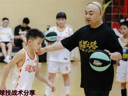 孙阳指导——热身球性训练
孙阳指导现场讲解热身球性训练,球性结合脚步训练,能提高队员的行进间运球脚步速率,让控运更丝滑,完整版教练培训见主页@抖音小助手 @DOU+上热门
#梅花桩运球
#少儿篮球培训
#青少年篮球培训
#dou上热门