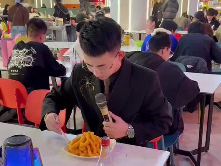 跟我一起嗨起来!#拼好歌 #抽象 #给我擦皮鞋