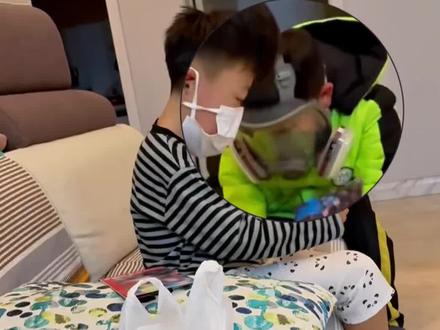 小学生戴防毒面具探望甲流同窗,论兄弟情的“硬核”表达