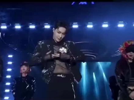 张艺兴在2026年跨年舞台颠覆性改编经典歌曲《大花轿》,东北秧歌与电子音乐融合的魔性版本引发全网热议,相关表演视频单平台播放量破3亿次。