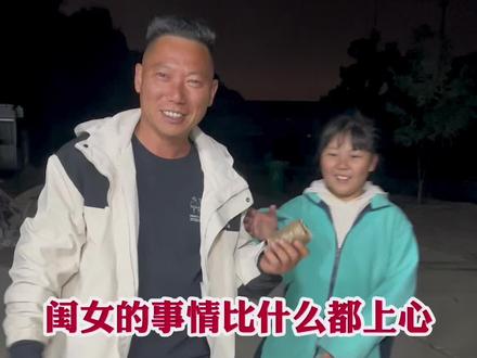 为了给嘉琪有做陀螺的体验,大晚上的父母俩开始做起陀螺来了,没想到阿刚做的陀螺这么好 ,#记录真实生活 #我的乡村生活 #乡村守护人 @DOU+小助手