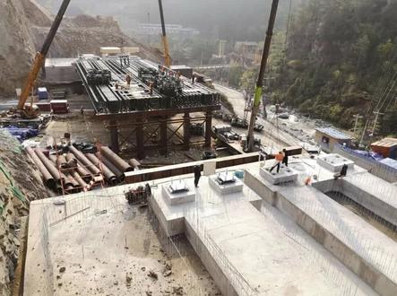 贝雷片组合式现浇施工支架平台用贝雷片纵横向联接作桥跨,用钢管作支墩,适合较大跨度、较高墩柱桥梁的现浇施工。