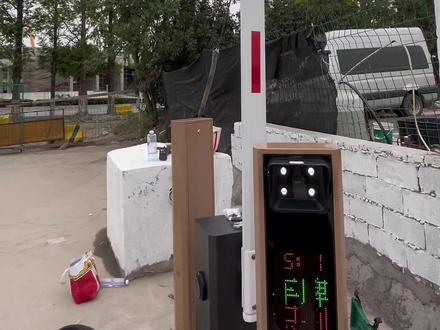 平常道闸杆子上写的撞断此杆赔三五千的,并不完全是吓唬你,是真有可能损失那么大。#门禁系统 #现场施工 #专业的事情交给专业人去做 #安装完毕 #瓜子二手车