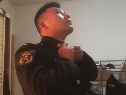 男子退伍9年,再次穿上军装依旧合身。“每年都会洗一洗,穿一穿!”#退伍军人 #军装 #保家卫国奉献青春