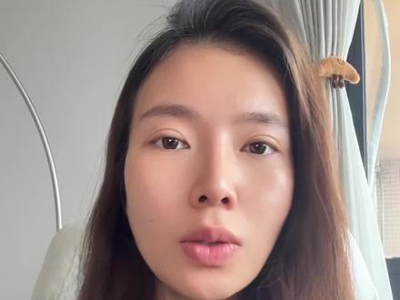 全网最另辟蹊径的《给阿嬷的情书》观后感 感觉这是一个对文字 对中文非常好的宣传片,就你们最打动人的就是这些文字,在这个充满情谊和大爱的故事里面,文字超过了简单的信息交换了,已经是一种情感的传递,一种自我的构建,一种对文化的传承和对抗一样的力量了。
甚至最后他们还在传承着中文的教学
真的是非常浪漫的一个电影。
#给阿嬷的情书 #文字的力量 #文字 #表达 #给阿嬷的情书电影