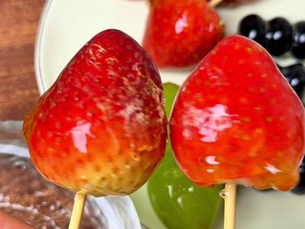 在家也能用空气炸锅轻松实现糖葫芦自由,嘎嘣脆,糖熬好了0失败~#自制糖葫芦 #冰糖葫芦 #空气炸锅美食 #空气炸锅糖葫芦 #零失败