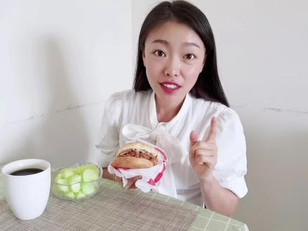 麦当劳麦辣鸡腿堡!咦!!!!