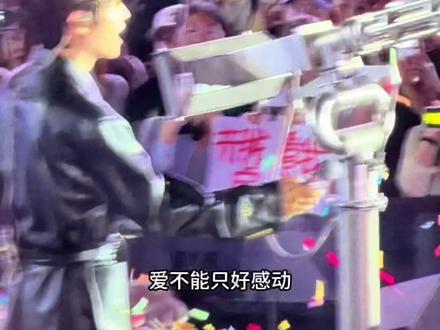 井迪:妈,他不给我版权费! #万岁山武侠城 #万岁山让我感到陌生#万岁山江湖音乐节 #井胧#井胧0帧开口翻唱井迪的失控
