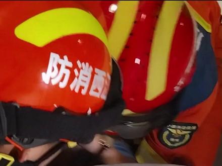 熊孩子万物皆可卡系列之头卡凳子!一镜到底看如何安全脱困!#熊孩子系列 #消防员