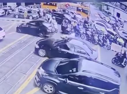 泰国🇹🇭曼谷,火车撞公交车爆炸5.16事件的事发经过完整视频,公交车里还在与人打电话的女士,下一秒就与电话里的人阴阳两隔了,愿大家出行都平安无事,阿弥陀佛🙏🙏🙏#火车与公交车相撞#监控视角下的一幕#全程视频监控#交通监控#监控实拍