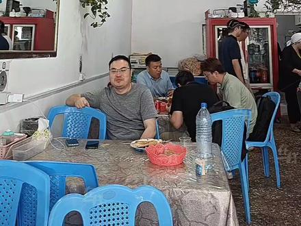 王博扬已经在伊朗工作了两年,6月16日晚,他和团队从德黑兰出发,用时近12小时才抵达470公里外的阿斯塔拉口岸,并顺利通过口岸来到了阿塞拜疆。王先生说,目前德黑兰像空城一样,城市及周边地区均缺油,当地加油站排队已超3公里。#伊朗