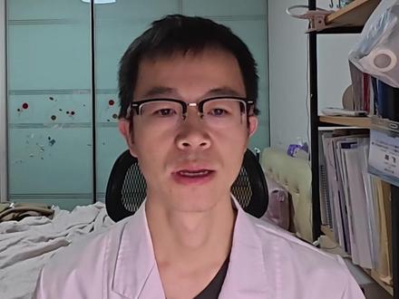 Nerandomilast治疗进展性肺纤维化患者 首先,我们简单了解一下进展性肺纤维化。这类疾病属于间质性肺病的一种,通俗来讲,就是肺泡周围的组织出现了慢性炎症或纤维化(组织变硬变厚),导致肺功能逐渐下降,影响呼吸,严重影响患者的生活质量。目前唯一获得批准用于治疗这种疾病的药物叫做“尼达尼布”,可以延缓肺功能的恶化,但不少患者服药后会出现胃肠道不适(如腹泻等),使他们很难长期坚持治疗。
那么,除了尼达尼布,还有没有更好的选择呢?最新的研究关注到了一种新药,名为Nerandomilast。它是一种口服的磷酸二酯酶4B(PDE4B)抑制剂,研究显示它能有效抑制肺纤维化的进展,具有抗纤维化和免疫调节作用。之前的研究已发现,它对于特发性肺纤维化有效,那么它对其他类型的进行性肺纤维化效果如何呢?
#Nerandomilast #尼达尼布 #肺纤维化 #间质性肺炎