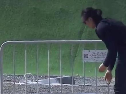 2月9日,第七届阿联酋特警挑战赛。四川女子特警队三个川妹子扛起240斤轮胎,全场瞬间沸腾!