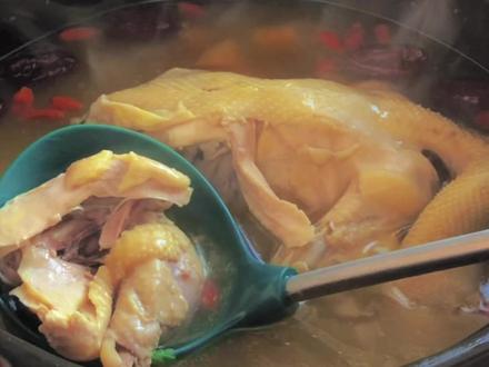 清炖三黄鸡汤简单的做法,汤汁鲜肉至嫩无腥味,营养美味又滋补