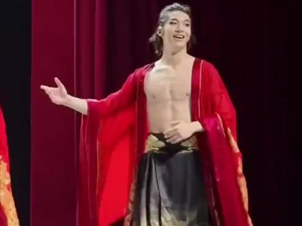 《叹春风》🔥🔥🔥2026年火出圈的国风舞剧,C位龚钊凭一己之力打破了大家对国风舞蹈的固有印象。全男班舞者身着改良马面裙、锦袍,把东方男性的铁骨与柔情,演绎得淋漓尽致。情绪价值拉🈵#叹春风 #国风舞剧#龚钊