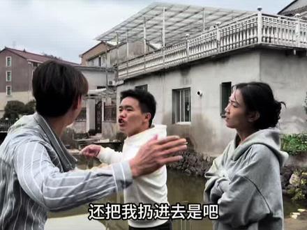 男子在邻居家门口挖鱼塘,导致邻居每天回家只能划船 #挖鱼塘#奇葩事#万万没想到