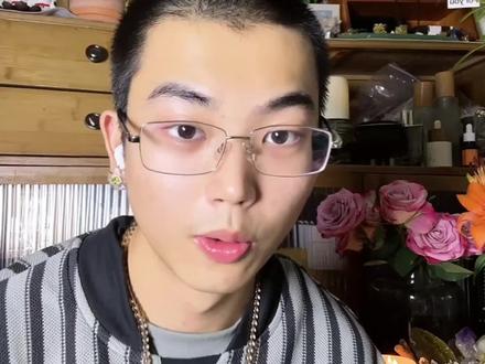 狠狠拿捏Crush!99%准的【科学鉴爱指南】 ❤️🔥TA这些身体反应=真的喜欢你!
👉Part 1:身体语言锁死信号!
🔥眼神拉丝:TA看你时瞳孔地震!多巴胺狂飙让眼睛根本挪不开!
🔥镜像模仿:你托腮TA托腮,你喝水TA举杯…这是潜意识在说‘我想变成你的同类’!
🔥脚尖雷达:就算坐着聊天,TA的膝盖/脚尖永远朝你!身体比嘴诚实100倍!
👉Part 2:顶级双标现场!
💥TA在人群里只接你的烂梗!别人说话TA刷手机,你一开口TA立马‘我在听!’
💥随口说的奶茶三分糖,下次约会TA直接帮你点好!这种细节控就是心动的铁证!
👉Part 3:科学鉴婊关键!
❗️假笑vs真爱:TA对你笑出鱼尾纹(杜兴标记)才是走心!假笑只能动嘴角!
❗️‘不小心’摸头杀/碰手背?哪有那么多意外!都是TA的狩猎本能啊!
#情感共鸣 #女性智慧 #crush #暧昧期 #男人更懂男人