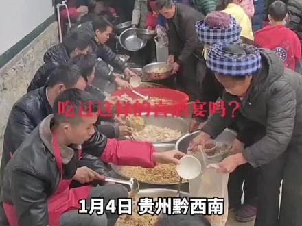 村里办喜宴村民排队拿大盆打包,拍摄者:一家打包一桌菜回去吃,当地人都这么吃席!#吃席 #地方特色美食