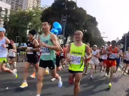 2023年厦门马拉松一共有35000人参赛名额,而实际参赛人数为28198人,当中有23391人完赛,6802人弃赛,4807人没有完赛,完赛率为83%。
本人以20年广马成绩获得分配在A区,今年厦马是本人自从三年疫情结束之后的第一场正式比赛,起跑就跟住300的兔子一直跑,跑到10K时兔子提醒补充能量胶,我就吃了一条能量胶,然后跑到补给站进行补水,跑到20K又吃了一条能量胶,一跟着兔子跑了25K体感还算可以的,没有出现不适的情况,跑到26K时太阳☀️出来了,温度升高,又碰上了上演武大桥,上坡时腿一发力就想抽筋!立即拿盐丸吃一颗,可是已经为时已晚了,由于出汗较多流失了电解质,大小腿一发力就想抽筋的感觉,只能降速调整,看到破3无望了,之后的每一个补给站都没有错过,一到补给站就吃吃吃,确保直通成绩内安全完成赛事,赛后身体并没有太大的不适感觉,只是大小腿肌肉有点疲劳、紧绷的体感。举办方就不吐槽了,有好的也有做的不足的地方。
分析一下跑崩原因:
第一;天时不利,气温偏高湿度偏大。
第二;赛道不利,赛道上下坡路多,起伏不平不利于PB,我估计有70%左右的选手没有PB。
第三;人太多了,虽然分5枪起跑,每一枪都有2000人以上起跑,需要一段距离才能跑开,超车的需要左闪右避耗费更多的体力。
第四;自己没有正确评估当下实力,设定成绩目标过高。
第五;过于自信,凭之前的经验实行当下操作,觉得20年广马都没有补盐丸没事,这次厦马没有重示补盐丸,并没有考虑到这次厦马出汗多流失的电解质也多,所以导致临界抽筋的状态。
第六;备赛不足,缺乏有氧的长距离拉练,有氧基础差,导致后半程掉速严重。
第七;起跑配速过快,由于兴奋和自信,起跑就跟300的兔子按415的配速一路跑,处于无氧运动的状态。
总结:吸取以上经验,好好训练,来年再战。