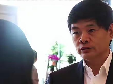 2004年,亿万富翁丁健对妻子说道:“给你一个亿,我们离婚吧,我爱上别人了。”妻子抱着幼小的孩子,眼含泪水地恳求丈夫不要离开,谁料丁健一句话暴击:“她怀孕了,我不能不管。” 闻言瞬间就让妻子肖烨崩溃了,她忍不住大声质问:“她的孩子是孩子,我们的孩子就不是孩子了吗?” 她不想让两个孩子生活在一个不完整的家庭里,仍旧苦苦哀求丈夫:“即便你对我没有感情了,难道你就不能考虑一下两个孩子吗?他们还那么小,很需要父亲的陪伴和关爱啊……” 丁健有过一瞬间的动容,却还是一点点掰开了肖烨紧抓自己衣袖的手指,毕竟他找到了自己的爱情,他们还拥有了爱情的结晶,这种时候他不能够再逃避。 可肖烨也是陪他白手起家、从一无所有到身价亿万的亲密战友,还是他两个孩子的母亲,可最终却成了他愧疚却不愿深谈的过去。 丁健出生在北京巷子里,没少奔跑玩闹的他实际却十分聪明好学,一举考入了北大。 肖烨是比他低一届的学妹,长相清秀又性格温婉,拥有诸多追求者的她,最终选择了沉稳低调又才华横溢的丁健。 毕业后,肖烨陪伴丁健一同去往美国求学,异国他乡的日子是艰难的,可肖烨始终坚定不移地支持丁健。 后来丁健决定回国创业,肖烨也当即辞掉自己的高薪工作回国帮助丁健,成为他最坚实的后盾。 丁健创立的亚信在几年后迎来了爆发式的增长,他也一跃成为了站在时代前沿的亿万富豪,只是事业的成功却开始让他和肖烨的婚姻逐渐失衡。 一个忙着工作和应酬,一个忙着照顾家庭和两个孩子,他们之间的沟通越来越少,彼此间的距离也越来越远。 丁健活得越来越像个黄金单身汉,而他在2002年刚好遇见了知性优雅、气质出众的许戈辉,那种莫名的吸引让他忍不住靠近这个优秀的女人。 最终丁健主动向肖烨坦白了自己的感情,坚定地提出了离婚,也同意支付一亿的分手费。肖烨十分难过,却也知道自己怎么也留不下这个丈夫了,她选择了把两个孩子留在身边,丁健也同意了,毕竟陪伴两个孩子最多的就是妈妈,这样也比较好。 两人的离婚手续办得悄无声息,而丁健也得到了属于自己的爱情,他和许戈辉在2005年举行了盛大的婚礼,只是这段感情并不被外界看好。 (后续评论区) #情感#情感故事#情感共鸣#人物