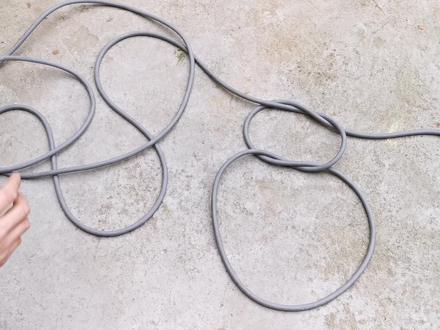 电线缠了2个死结,用蛮力根本解不开怎么办?教你一招,一拉就开