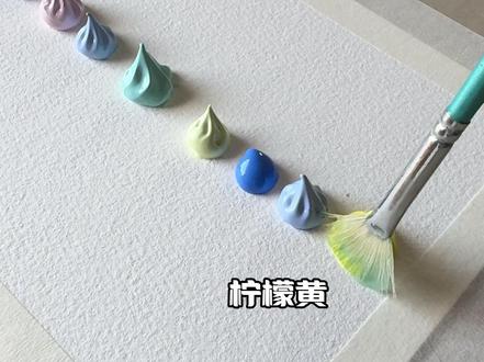 把春风、白云和花海,全都留在画里了! 在创作这幅画的时候,我想用画笔,把那种治愈的、充满童话感的春天永远留在画布上。画面铺开了清透的蓝天和无垠的绿草地,我特意用颜料堆叠出厚涂的肌理感去画那些白云,看它们在笔尖慢慢成型,表现出一种“漫随天外云卷云舒”的慵懒与惬意。
草地的尽头,一个穿着红裙、戴着黄草帽的女孩静静伫立。风吹起她的长发和裙摆,脚下是星星点点绽放的花朵。我没有画出她的面容,因为她可以是你,是我,是每一个在喧嚣中渴望奔向旷野、追寻内心纯粹的人。
在调色的过程中我一直在想,春天究竟象征着什么?我想,它是视觉上的明媚风景,更是一种破土而出的生机,是人生旅途中每一个充满无限可能的“开端”。站在这片画出来的风景里,仿佛能呼吸到自由的空气,像宫崎骏电影里的治愈画面,让人不由自主地对未来的生活再次充满向往。
希望这阵充满生命力的春风,也能透过屏幕吹进你的心里。#春天的色彩 #拥抱春天主题画 #治愈系 #春天 #丙烯画