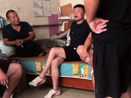 前有关羽刮骨疗伤,现有清苑硬汉锯腿郑艳良
再有钱不如有个好的身子骨。
@哈喽王涛 满满的正能量