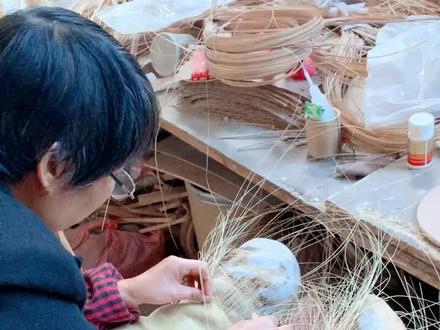 有一种工艺一一巧夺天工。 东阳竹编立体佛像精细编织创作中。